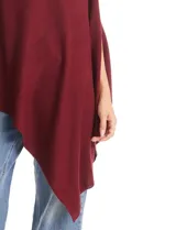 Poncho tejido de punto con diseño asimétrico y cuello redondo, confeccionado en material suave.