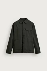Sobrecamisa regular fit confeccionada en tejido de algodón. Cuello solapa, manga larga con puño abotonado, bolsillos frontales de plastrón y cierre de botones.