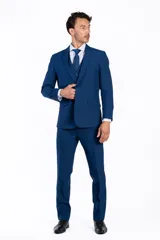Traje de dos piezas compuesto por saco de dos botones con solapa clásica y pantalón de corte slim fit. Confeccionado en poliéster, presenta un diseño versátil y elegante.