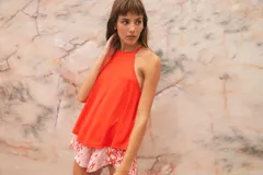 Musculosa de morley elastizado color rojo, con cuello redondo y silueta amplia en corte A.