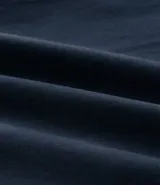 Pantalón de corte recto confeccionado en sarga de algodón con un toque de elastano. Presenta cintura con trabillas para cinturón, cierre tradicional de botón y cremallera, y bolsillos laterales y traseros.