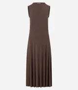 Vestido midi de Marfinno, confeccionado en una mezcla de viscosa y poliéster. Presenta un diseño sin mangas con cuello cerrado, corte recto en el busto y una cintura con recorte asimétrico que genera una falda con caída evasé.