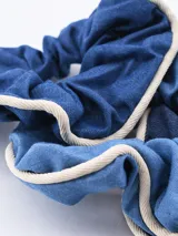 Set de tres scrunchies (ligas para el pelo fruncidas) con borde contrastante. Incluye uno negro con borde beige, uno beige con borde negro y uno marrón con borde beige.