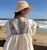 Túnica color beige de lino con bordado artesanal en el frente y espalda.