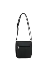 Bandolera color marrón con correa ajustable, cierre superior y bolsillo frontal con cierre.