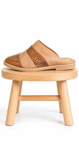 Zuecos de cuero color camel, de estilo relajado, con diseño combinado de cuero liso y textura efecto animal print en la puntera y una franja central.