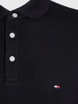 Chomba negra de piqué de algodón elástico, corte slim, con cuello clásico, cartera de tres botones y logo de Tommy Hilfiger bordado en el pecho.