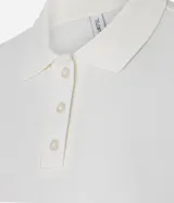 Blusa estilo polo de manga corta, confeccionada en tejido piquet color bordó. Presenta cuello clásico y cierre frontal con tres botones.