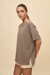 Remera blanca de manga corta, cuello redondo y corte holgado.