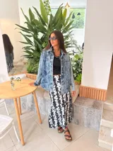 Falda larga estampada con patrón abstracto en blanco y negro, corte recto y abertura lateral.