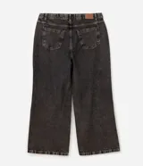 Pantalón wide de jean en color negro con lavado efecto desgastado, de tiro alto y corte amplio en las piernas.