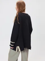 Sweater de cuello redondo con diseño de tejido en relieve de rombos, manga larga y calce holgado. Presenta logo bordado en el pecho y aberturas laterales en el ruedo.