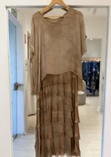 Vestido largo color camel con efecto desteñido, diseño de capas con volados fruncidos y mangas cortas amplias.