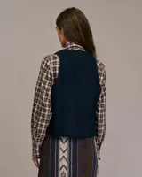 Chaleco sastre azul marino estilo western con cierre de tres botones.