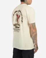 Remera blanca con estampa frontal pequeña inspirada en un restaurante de mariscos y estampa grande en la espalda.