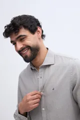 Camisa de manga larga de lino y algodón color celeste, con fit semi slim y cuello clásico.
