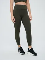 Calza deportiva larga Umbro para mujer, de color verde militar, tiro alto y diseño ajustado.