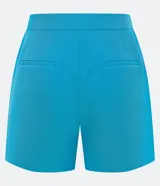 Bermuda de corte sastrero confeccionada en crepé color turquesa, con cierre frontal, bolsillos laterales y detalle de botones decorativos en los costados.