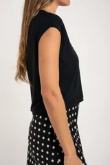 Remera negra de manga corta con escote en V y calce al cuerpo.