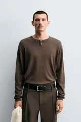 Jersey de punto con mezcla de algodón y cashmere, de corte regular y manga larga. Presenta cuello redondo con cierre frontal de dos botones y acabados en rib.