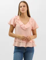 Blusa de satén color rosado con acabado texturizado, escote en V con volados, mangas cortas acampanadas y diseño péplum de doble nivel en la parte inferior.