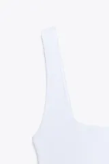 Top corto color marrón oscuro, de corte ajustado, con escote cuadrado y tirantes anchos.