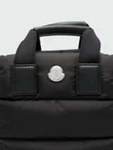 Cartera bandolera Moncler modelo Caradoc Micro Tote, color negro con diseño acolchado, asas de mano y correa ajustable para el hombro.