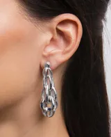 Aros colgantes plateados con forma de cadena gruesa.
