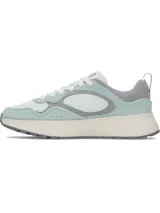 Championes Under Armour modelo Mirage Sport, con diseño de inspiración retro. Presentan una combinación de malla transpirable con superposiciones de gamuza y cuero en tonos verde agua y gris. Incluyen entresuela de EVA acolchada y suela de goma resistente, con el logotipo de la marca en detalle tipo joya en el lateral.