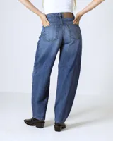 Jean slouchy de tiro alto en color azul con efecto lavado, de corte amplio y relajado en las piernas.