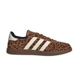 Championes Adidas modelo Breaknet Sleek con diseño de estampado animal print de leopardo. Presenta las icónicas tres bandas laterales en color blanco, talón en tono crema y suela de goma marrón.