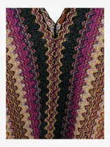 Poncho de tejido de punto con cuello en V y diseño de zigzag multicolor, característico de Missoni. Presenta flecos largos en el ruedo.