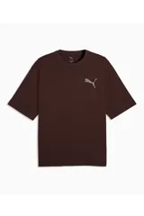 Remera Puma modelo Utility, de color marrón, con diseño de mangas cortas y corte holgado. Cuenta con el logo de la marca estampado en el pecho en tono claro.
