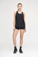 Musculosa deportiva negra de corte suelto, con cuello redondo y sisas amplias.