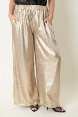 Pantalón palazzo dorado con cintura elastizada.