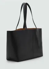 Bolso tipo shopper de cuero bovino, con diseño minimalista, doble asa de hombro y cierre magnético.