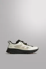Zapatilla de trail running con parte superior de tejido de punto transpirable en color blanco y detalles en negro. Posee refuerzos en puntera y talón para mayor protección, sistema de ajuste técnico de cordones, entresuela Spume Foam para amortiguación y suela de goma de alta tracción.