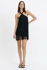 Vestido mini negro con cuello halter y diseño completamente cubierto de flecos a tono.