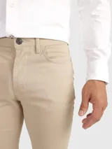 Pantalón de corte recto y diseño de cinco bolsillos, confeccionado en una mezcla de algodón orgánico y elastano. Presenta cierre de botón y cremallera, con cinta distintiva de la marca sobre el bolsillo delantero.