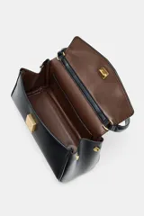 Bolso de mano mini estructurado en color negro, con asa superior fija y cierre frontal mediante clip metálico dorado. Incluye bandolera extraíble y bolsillo interior.