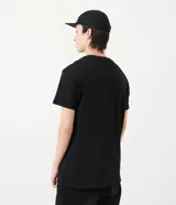 Remera manga corta negra, modelo longfit confeccionada en tejido de algodón media malla.