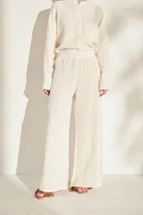 Pantalón ancho de lino color beige, con cintura elástica y corte holgado.