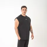 Musculosa de algodón premium con corte oversize y diseño unisex. Presenta cuello redondo y bordado minimalista en el centro del pecho.