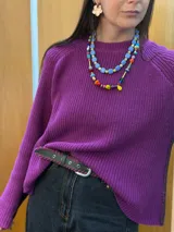 Collar largo confeccionado con cuentas multicolor de diversos materiales, formas y tamaños, incluyendo cristales checos, piedras naturales, acrílico y cerámica. Cuenta con cierre de cadena de acero quirúrgico y ganchito regulable.