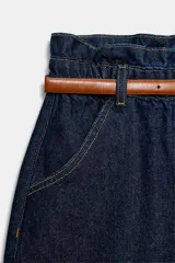Bermuda de jean tiro alto con diseño paperbag, color celeste, con bolsillos delanteros y cinturón marrón delgado.