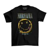 Remera negra de algodón con estampa frontal del logo de Nirvana y el icónico diseño de cara sonriente en colores amarillo, azul y rosa.