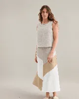Top de lino color mostaza, sin mangas, con escote redondo y silueta holgada.