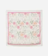 Pañuelo cuadrado de tejido satinado con estampado floral en tonos rosados y verdes, con bordes en contraste de color fucsia.