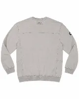 Buzo de algodón color terracota, con corte oversize, cuello redondo y puños acanalados. Presenta un pequeño estampado tipográfico en el centro del pecho y un parche con logo en la manga derecha.