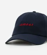 Gorra azul marino de sarga con visera curva, ajuste trasero y bordado rojo con la palabra "amour" en el frente.